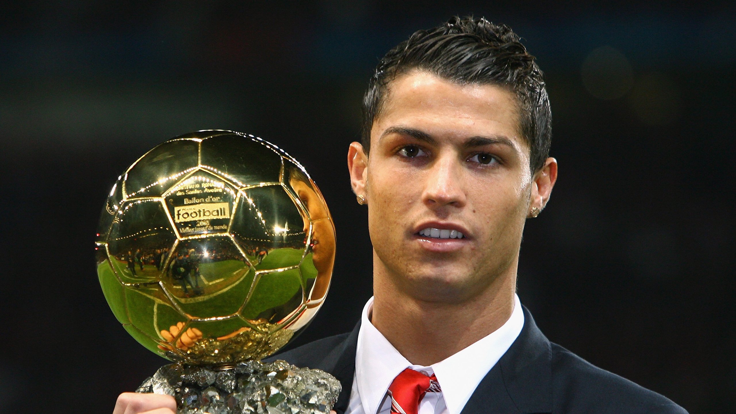 英超冠军争夺：关键时刻的英雄一瞬！，英超冠军的含金量